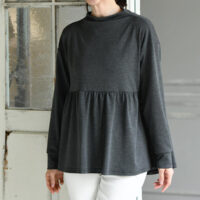 ボトルネックのギャザー切替えプルオーバー