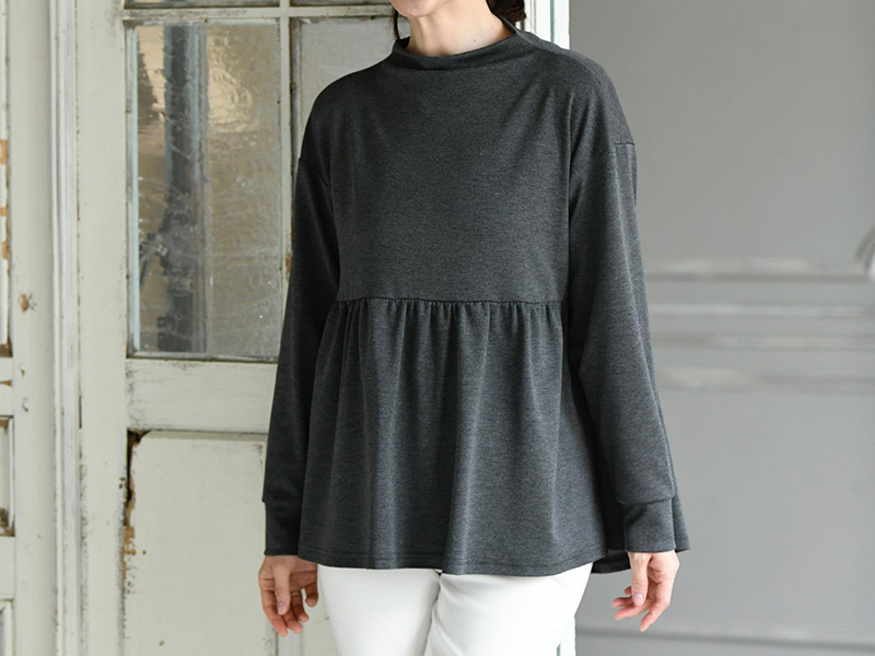 ボトルネックのギャザー切替えプルオーバー