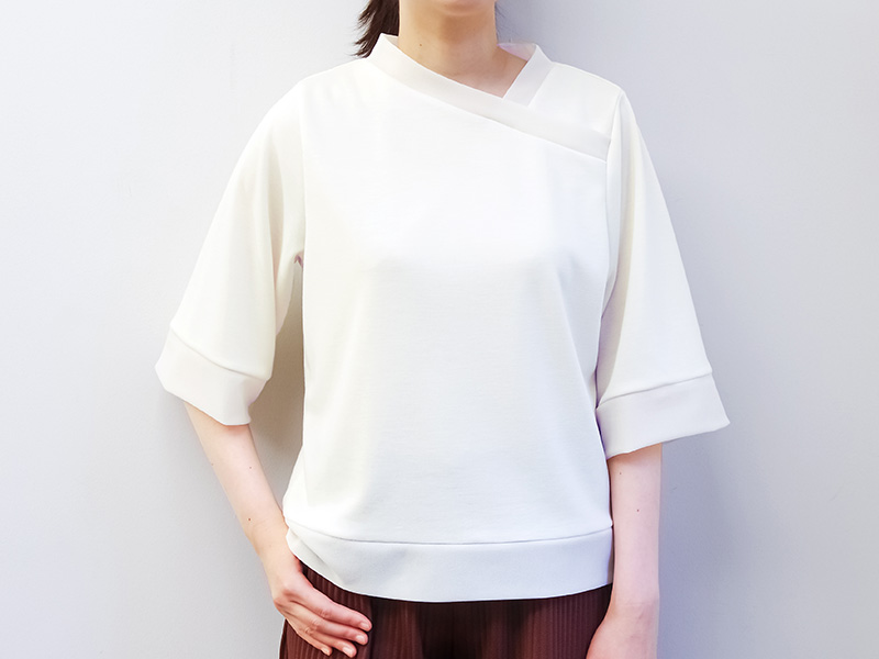 アシンメトリーネックのカットソー